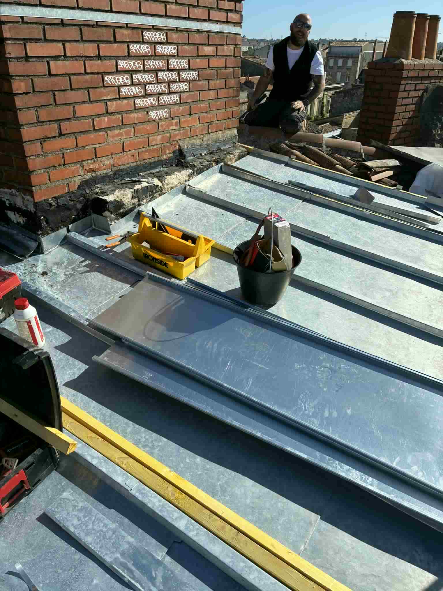 Travaux de couverture et faîtage sur une toiture de la métropole bordelaise