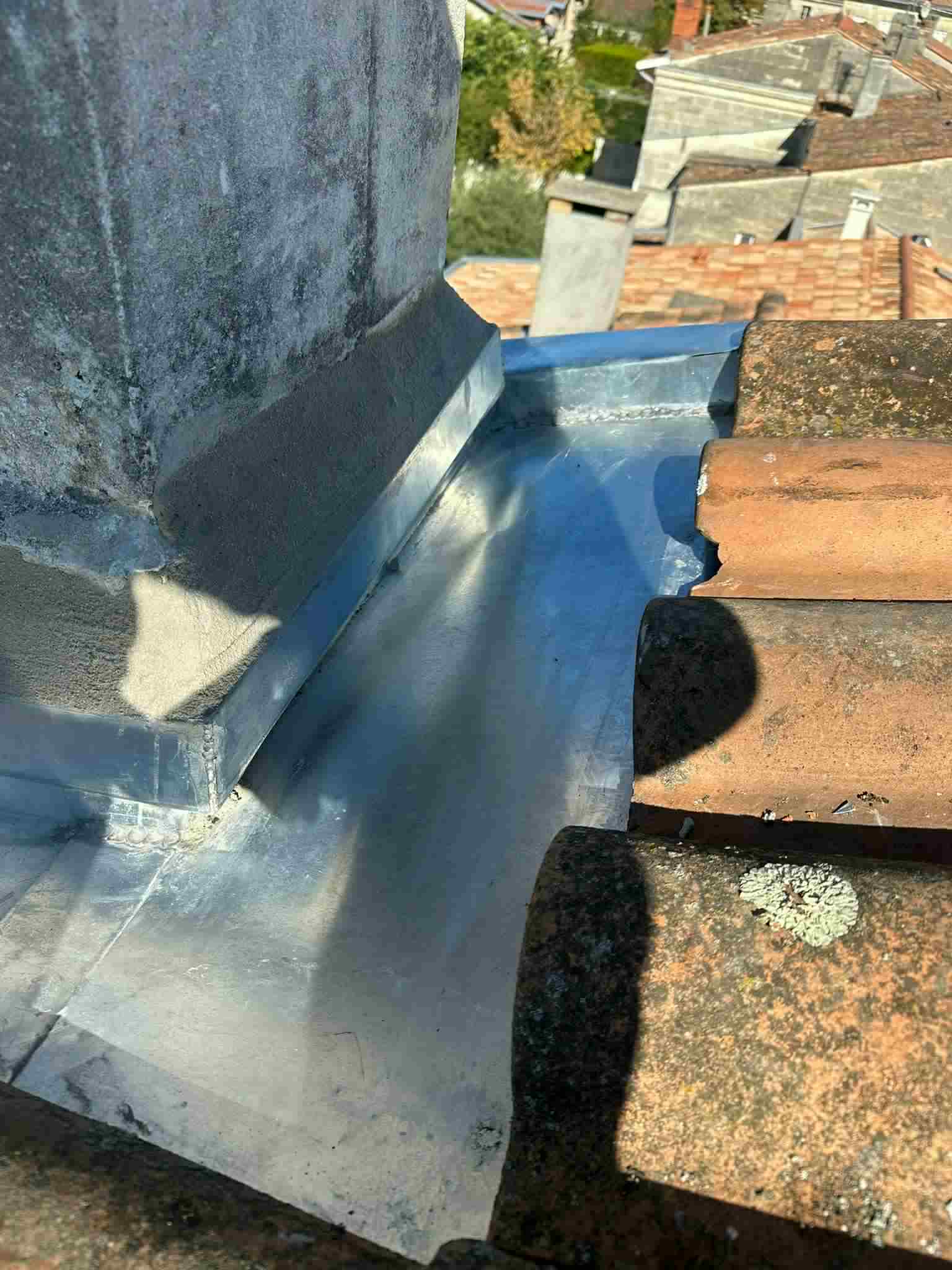Travaux de zinguerie sur une toiture de la métropole bordelaise